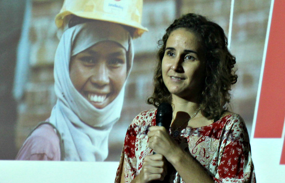 Marina Gurgel, da Internacional de Trabalhadores da Construção e Madeira, durante apresentação