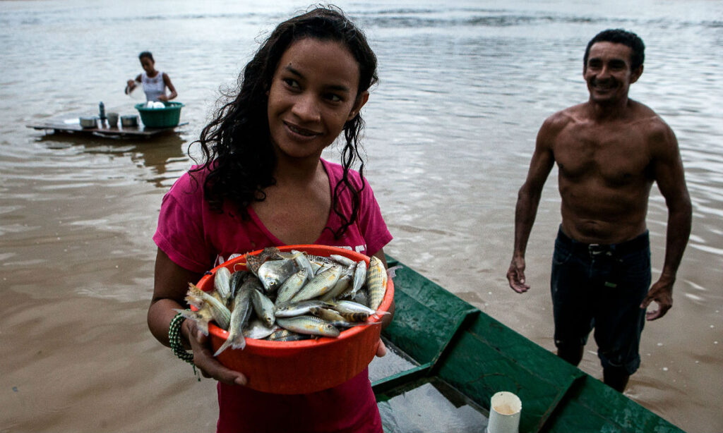 Moradores de Pimental tiram seu sustento da pesca. (Foto: Lilo Clareto/Repórter Brasil)