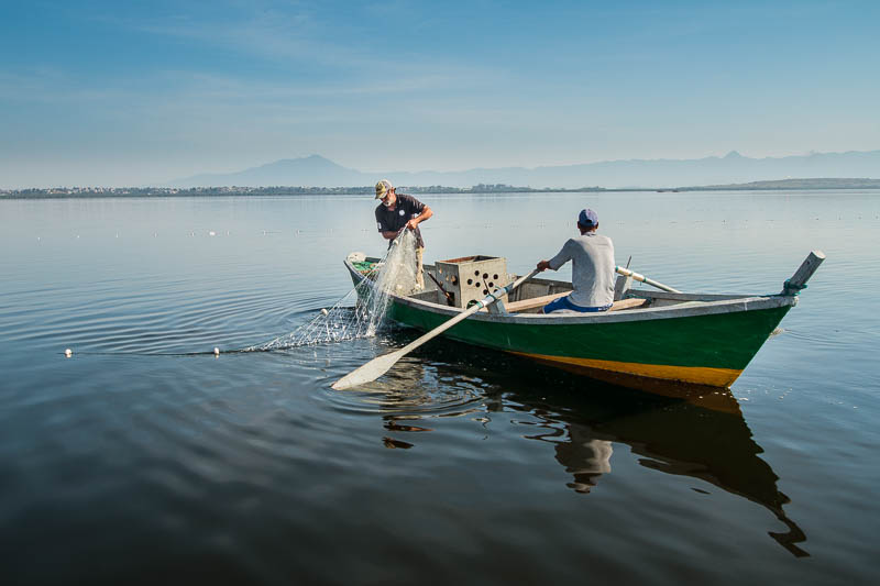 Pescadores usam técnica indígena para encurralar os peixes. Foto: Marcio Isensee e Sá
