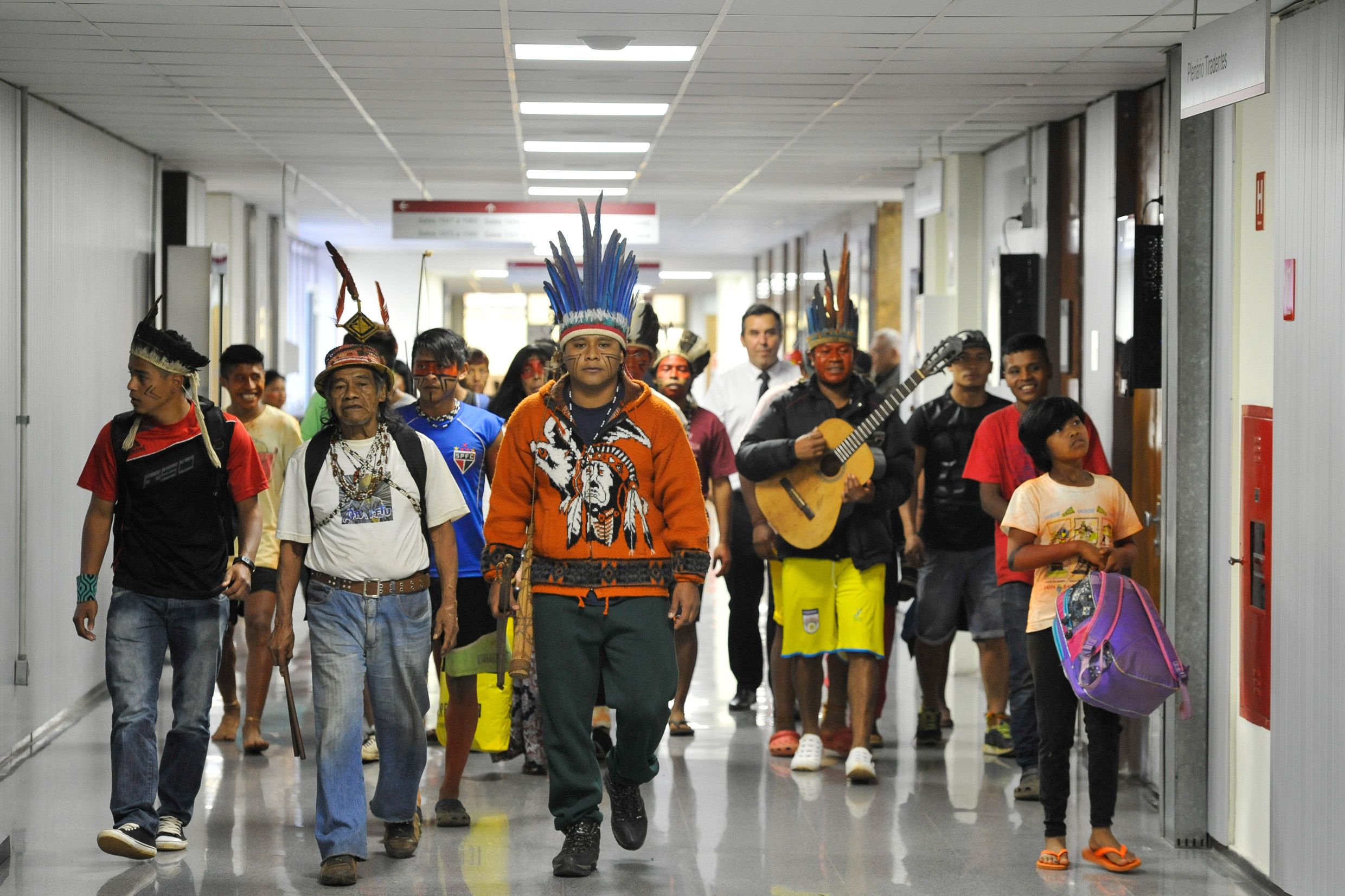 Indígenas guaranis chegam à assembleia em São Paulo. Foto: Ascom/Alesp