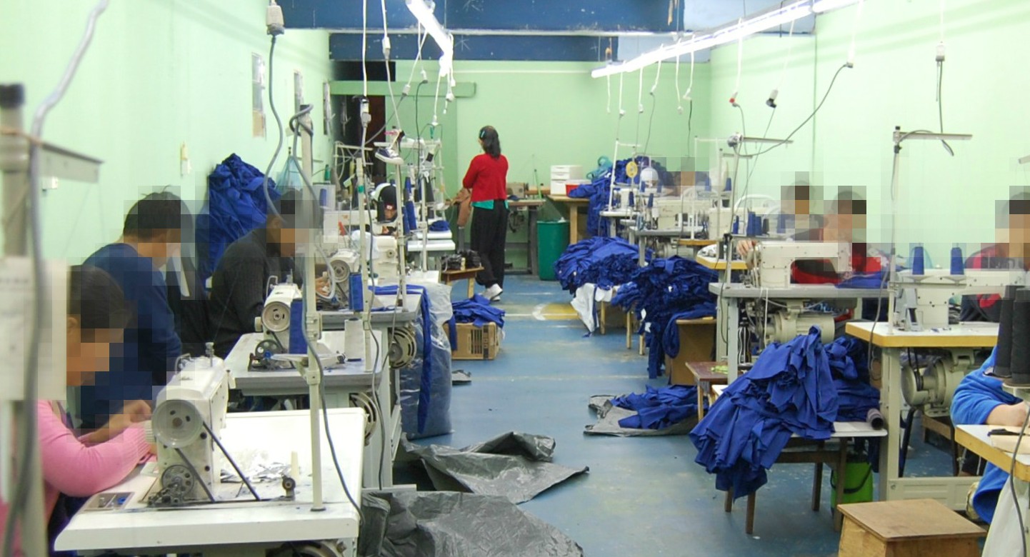 Equipes de fiscalização trabalhista flagraram, pela terceira vez, trabalhadores estrangeiros submetidos a condições análogas à escravidão produzindo peças de roupa para a Zara