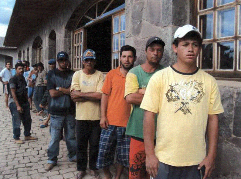 Trabalhadores em fila para serem atendidos na fazenda. Foto: SRTE/SC