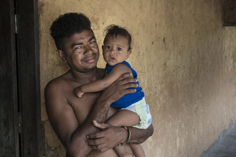 São Luís, Maranhão, Brasil 28-10-2017 Gilvanildo de Nazaré Santos Reges, 37 e a filha Maila Reges de 8 meses. Reportagem sobre a comunidade quilombola Nazaré no município de Serrano do Maranhão e as ameaças que vem sofrendo. Esse território quilombola está em processo de regularização no Incra. ©Imagens: Fernando Martinho
