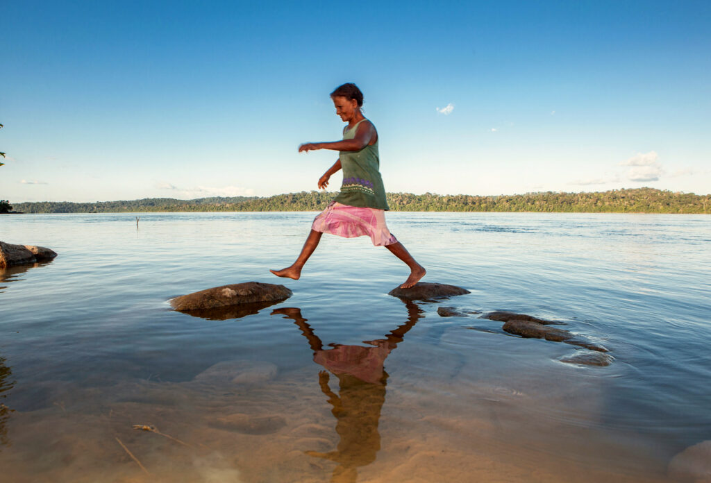 Santarém, agosto de 2013 - Tapajós Hidrelétricas - O governo federal projeta a construção de várias barragens ao longo do leito do Rio Tapajós. Os primeiros estudos são para as de São Luiz do Tapajós e Jatobá, que se concretizadas, alagarão as áreas onde estão localizadas as comunidades de Montanha e Mangabal. Os ribeirinhos habitantes das localidades que ficam dentro dessas áreas, surpreendidos pela presença repentina de pesquisadores em suas casas, resistem à ameaça representada pelas hidrelétricas e à forma autoritária com que são induzidos a deixar suas terras. Ribeirinha Lausminda de Jesus Foto: Lilo Clareto