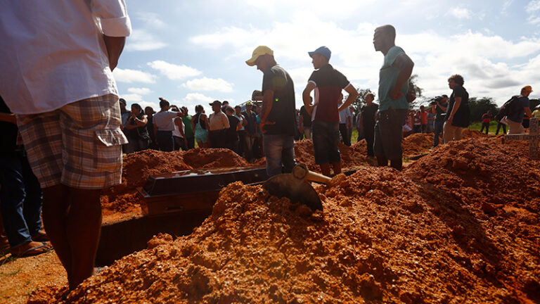 Enterro de vítima do massacre de Pau D'Arco (Pará), ocorrido em 24 de maio na fazenda Santa Lúcia. Chacina será um dos casos julgados no Tribunal Popular da COP30 (Foto: Divulgação/Repórter Brasil)