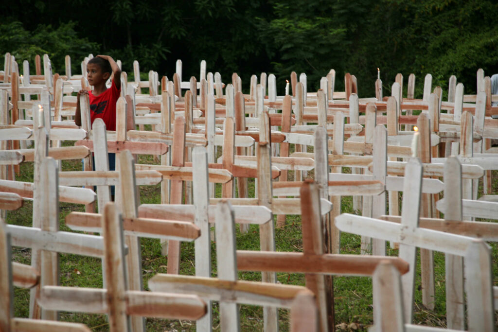 Memorial em homenagem à freira Dorothy Stang, morta há 15 anos em Anapu (PA), com cruzes representando os trabalhadores rurais assassinados e ameaçados (Foto: Greenpeace/Daniel Beltrá)