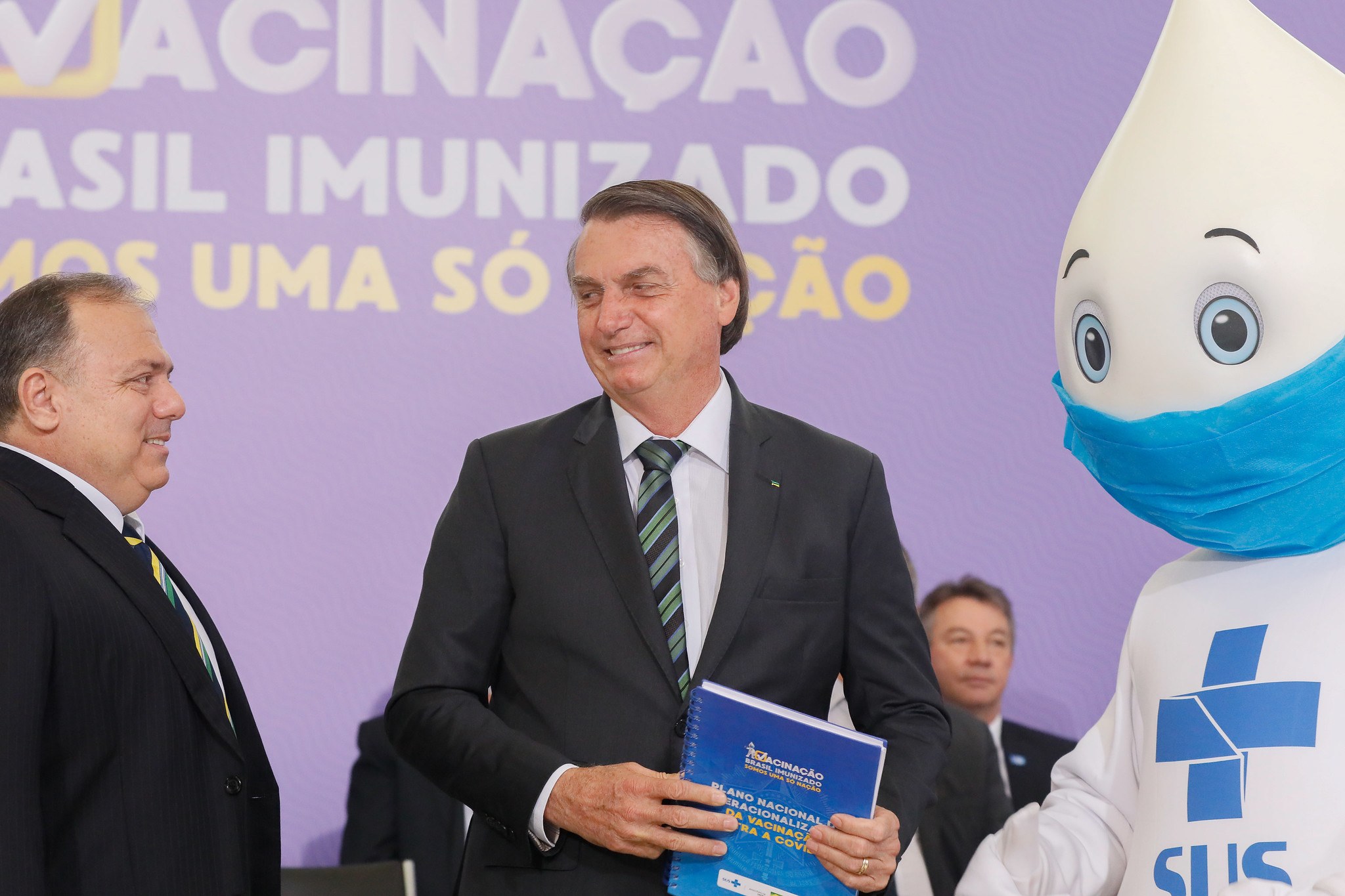 Pazuello e Bolsonaro durante apresentação do plano de vacinação contra a Covid