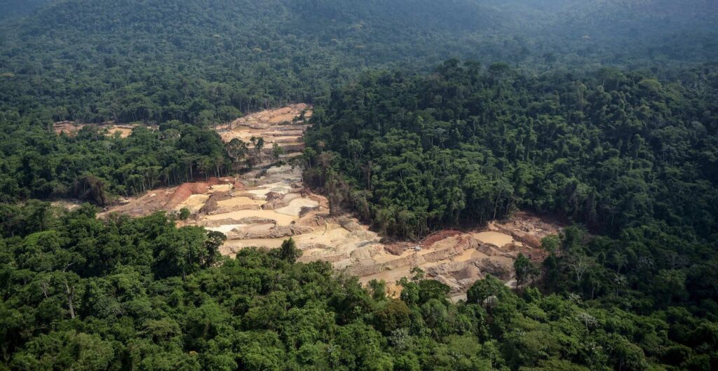 Garimpo identificado na Terra Indígena Kayapó, no Pará. Por possibilitar operações em larga escala, o maquinário se tornou um dos principais instrumentos do garimpo moderno (Foto: Greenpeace)