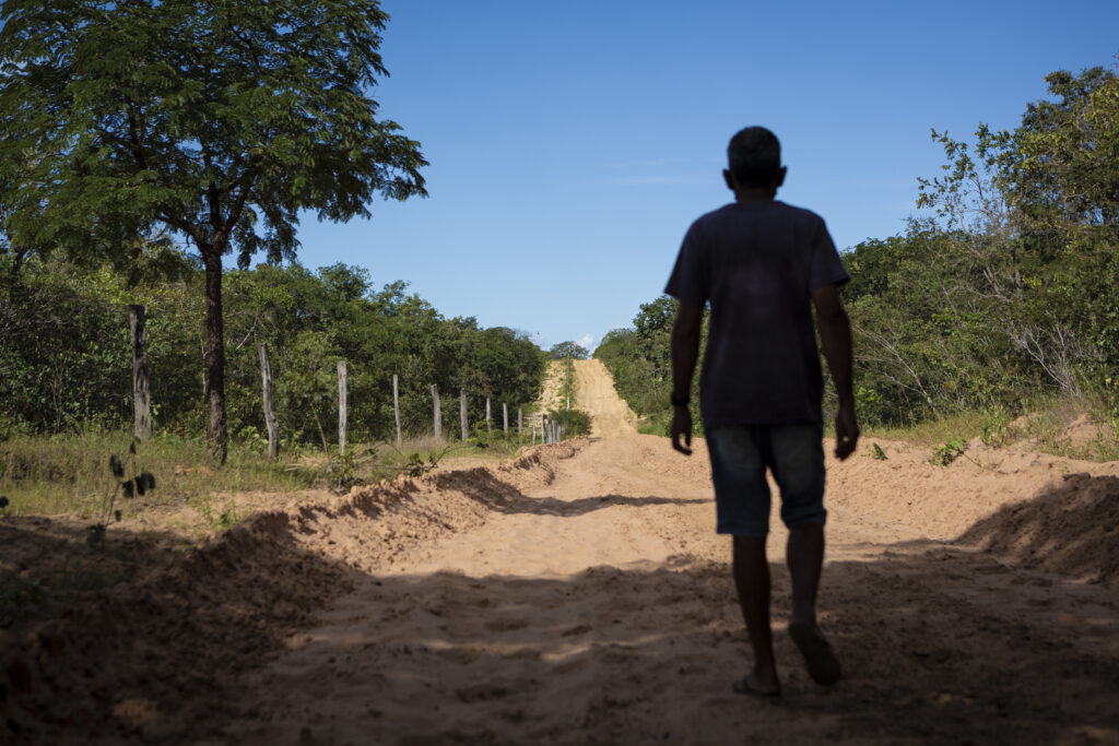 Fazendas adquiridas por fundos de investimentos da XP e Tane Capital compensam área de reserva legal em propriedade sobreposta a território ocupado há gerações por comunidade tradicional no Oeste da Bahia (Foto: Fernando Martinho/Repórter Brasil/2022)