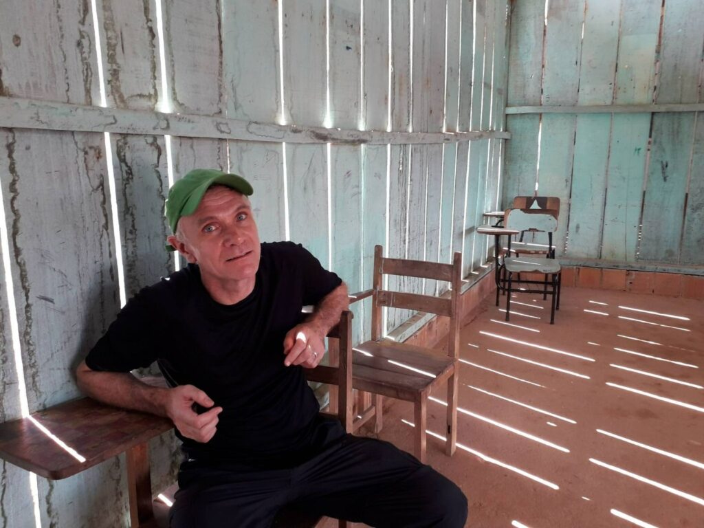 'Um mestre com quem aprendo muito e espero seguir aprendendo', diz Daniel Camargos sobre o amigo Dom Phillips, fotografado por ele na escola de um acampamento do MST em Eldorado dos Carajás, no Pará (Foto: Daniel Camargos/Repórter Brasil)