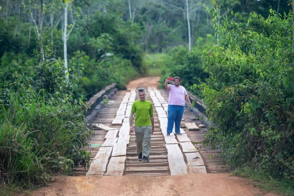 O jornalista inglês Dom Phillips e o seu colega brasileiro Daniel Camargos, em retrato na Amazônia (Foto: João Laet)