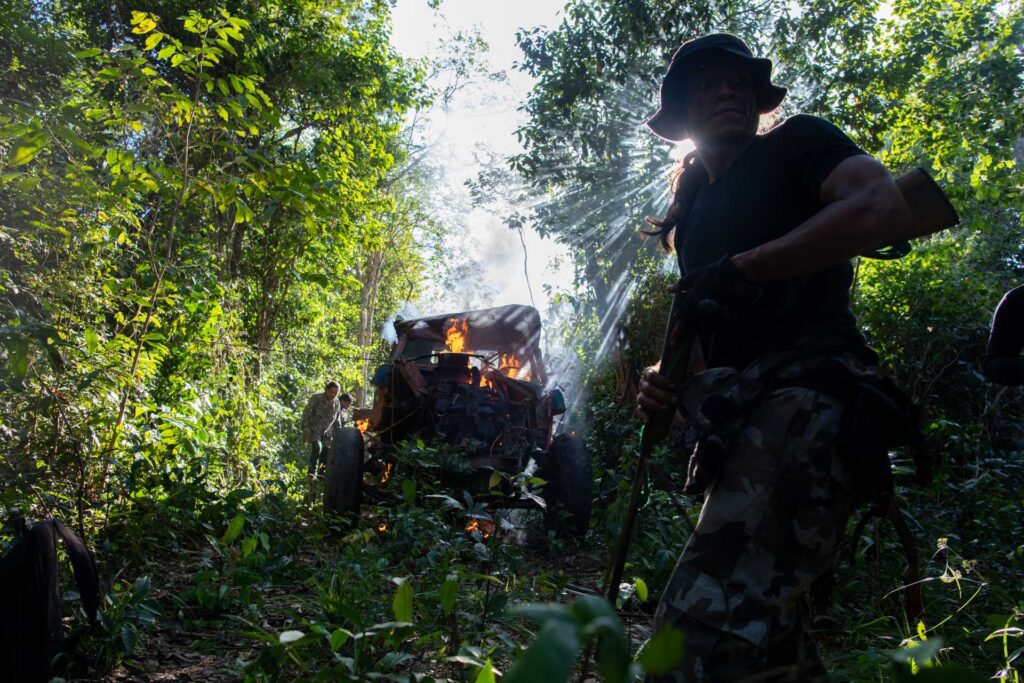 Durante a ação de vigilância na Terra Indígena Araribóia, os guardiões queimam um trator e um caminhão usados por madeireiros ilegais (Foto: João Laet/Repórter Brasil)