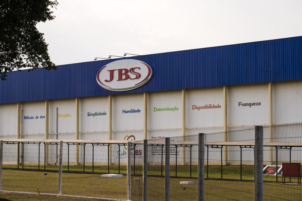 Alta Floresta, Mato Grosso, Brasil 29-08-2022  Imagem da sede da JBS e bois confinados para abate em Alta Floresta, na MT-208. Imagens sobre investigação de casos de queimadas e desmatamento ilegal em fazendas do Mato Grosso, relacionadas à cadeia de produção de pecuária e agricultura de grandes empresas. Imagens : Fernando Martinho.