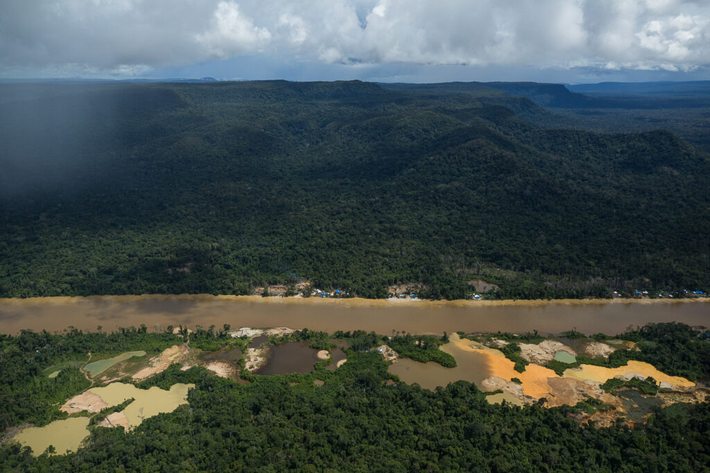 Área de garimpo com dezenas de barracões às margens do rio Uraricoera, na TI Yanomami, que foi alvo da operação Korekorema II, em 2014 (Foto: Bruno Kelly/Amazônia Real)