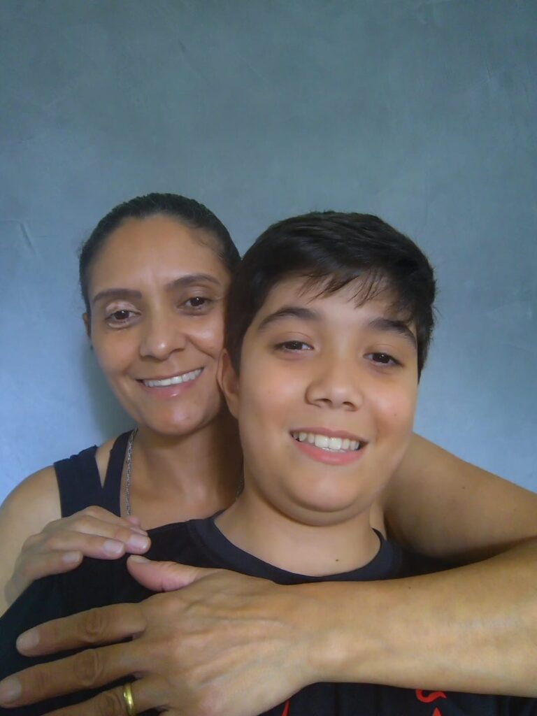 Alice Fonseca deixou seu filho Leonardo sem ir para a escola com medo da barragem da Vallourec se romper (Foto: Arquivo Pessoal)
