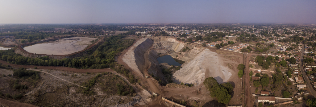 Vista aérea de enorme área de garimpo de ouro próximo à cidade de Poconé, Mato Grosso (Foto: Fernando Martinho/Repórter Brasil)