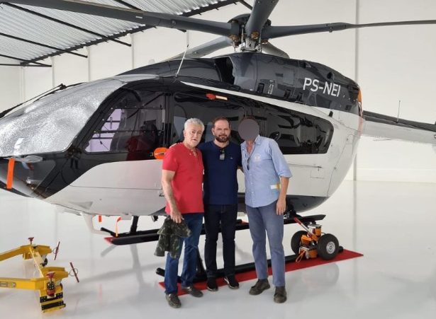 Desembargador Orlando Perri (de vermelho) ao lado de Nei Garimpeiro (ao centro), antes de sobrevoo em área de garimpo (Imagem: Reprodução/Instagram)