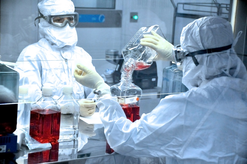 Área produtiva da fábrica de vacinas da Fiocruz. Primeiros lotes da vacina brasileira de RNA mensageiro para testes clínicos devem ser fabricados ainda em 2023 (Foto: Bernardo Portella/Bio-Manguinhos)
