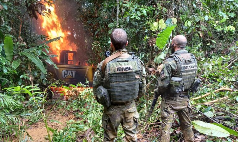 Operação do Ibama destrói máquinas usadas em garimpo (Foto: Fernando Martinho / Repórter Brasil)