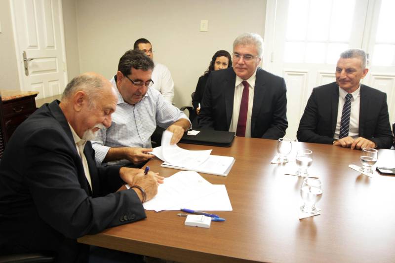 Imagem: Simão Jatene (à esquerda), então governador do Pará, celebra acordo em 2018 com Roselito Soares (gravata vermelha) (Foto: SecomPA / Divulgação)