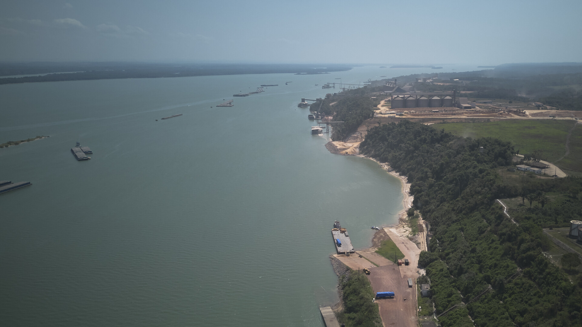 Balsas no rio Tapajós em frente a portos em Itaituba, no Pará