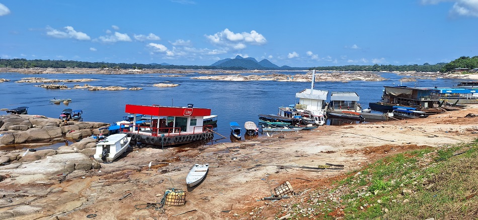 Em São Gabriel da Cachoeira, apenas barcos pequenos conseguem se aproximar da margem do rio Negro (Foto: Ray Baniwa/Rede Wayuri)