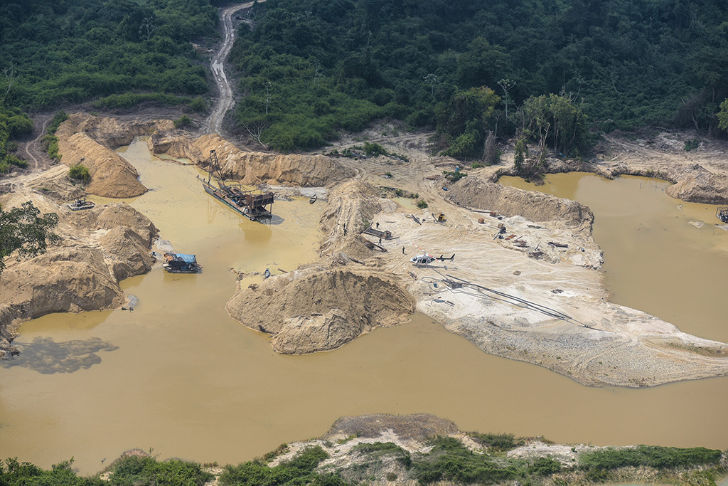 Imagem mostra garimpos ilegais dentro da Terra Indígena Kayapó, no sul do Pará. O território é o mais invadida por garimpos, seguido pela terra dos Mundurukus e pela terra dos Yanomami (Foto: Felipe Werneck/ Ibama)