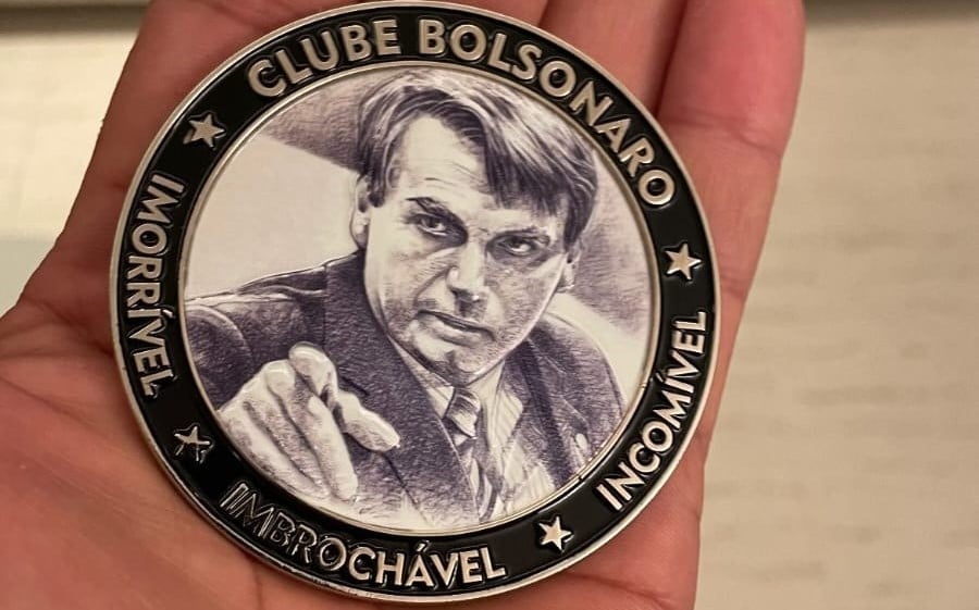 Bolsonaro dá medalha de ‘imbrochável’ a vendedor de equipamentos de garimpos