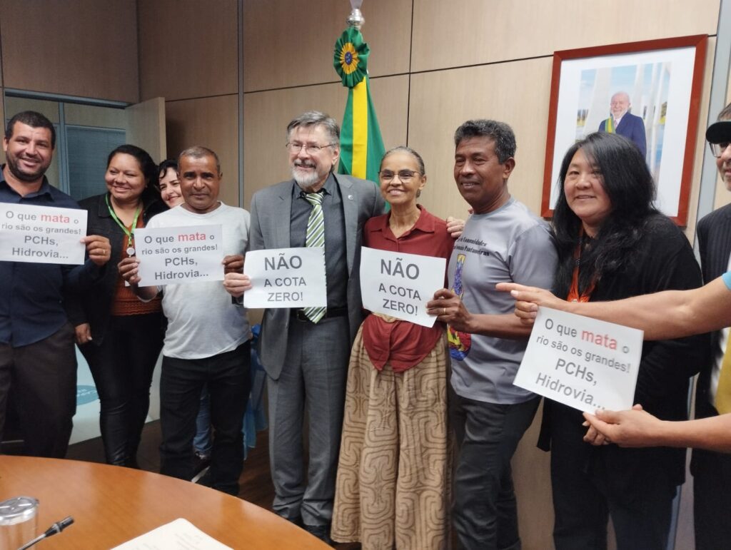 A ministra Marina Silva (Meio Ambiente), ao lado de Seu Lourenço, manifestou apoio à causa dos pescadores (Arquivo pessoal)