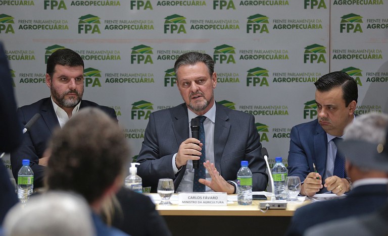 Ministro da Agricultura Carlos Fávaro em reunião na FPA (Foto: Ministério da Agricultura/Divulgação)