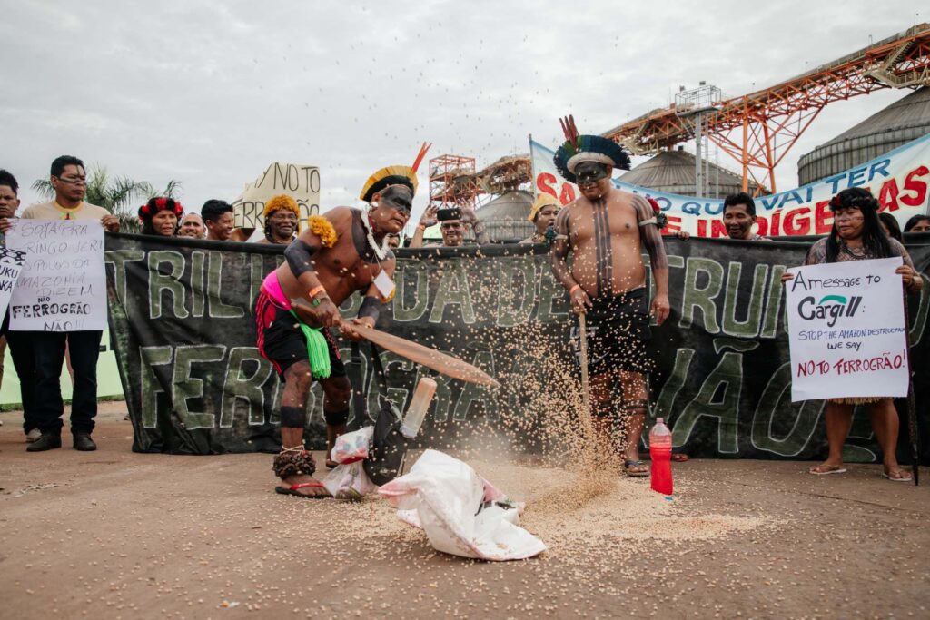 Liderados por Alessandra Munduruku (à direita), indígenas das etnias panará, kayapó, munduruku, arapium e xavante protestam em frente ao porto da Cargill em Santarém (PA)