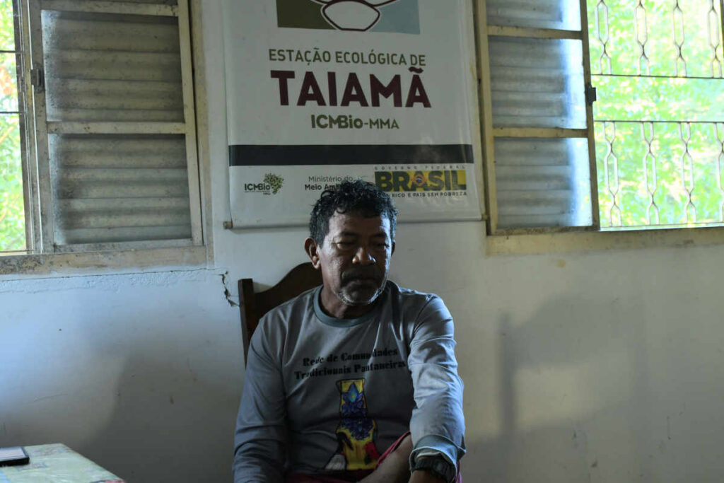 Seu Lourenço, pescador Guató, presta auxílio voluntário no reflorestamento de áreas degradadas em reserva ambiental (Foto: João Paulo Guimarães/Repórter Brasil)