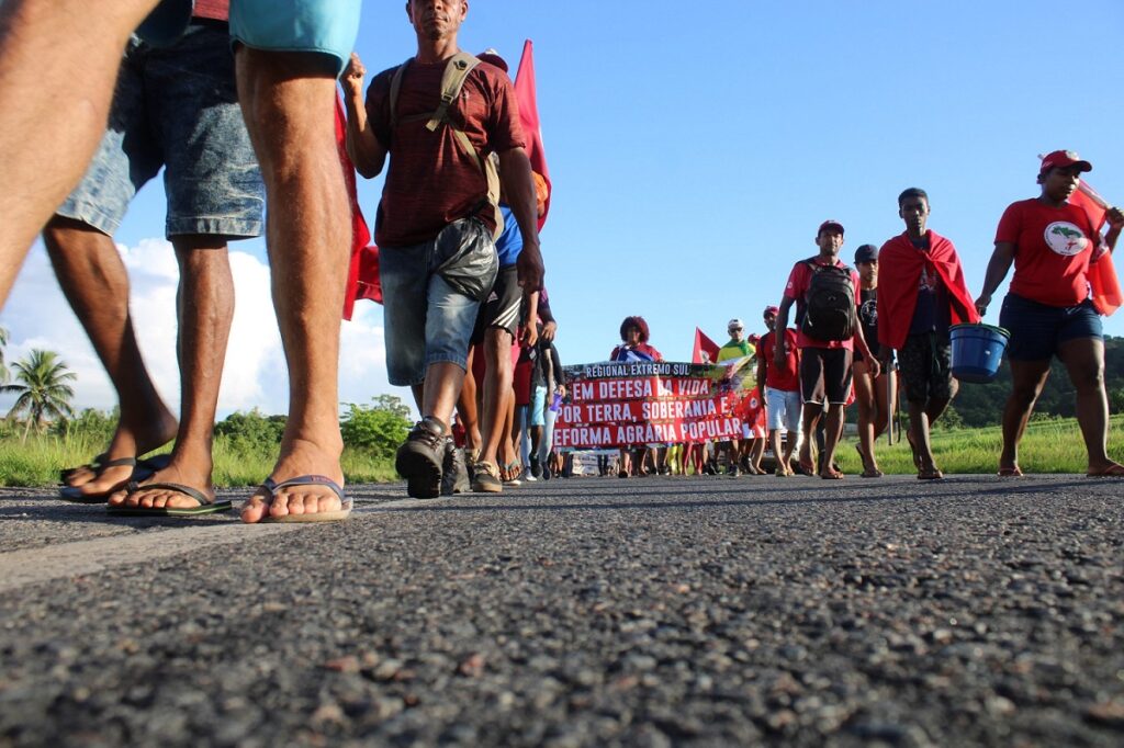 MST promove o abril vermelho, com ocupações para marcar a data do massacre de Eldorado dos Carajás, em 17 de abril de 1999, no sul do Pará. Neste ano, foram 26 ocupações e criação de cinco acampamentos. Na imagem, integrantes do movimento protestam na Bahia