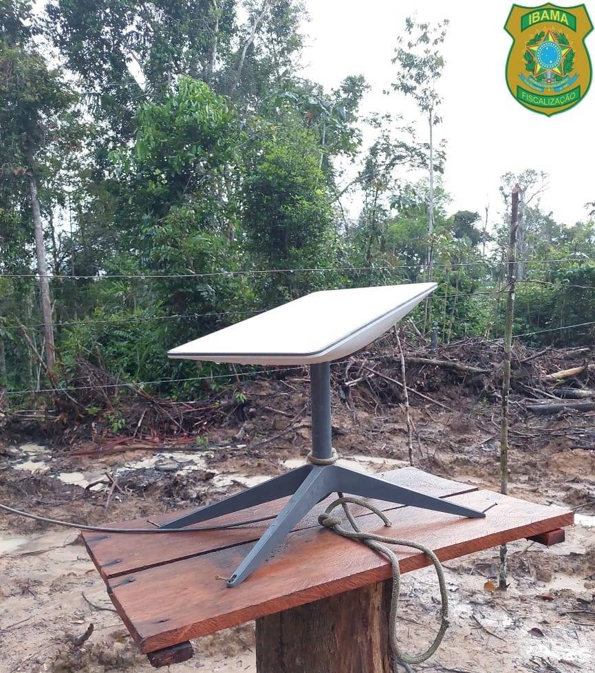 Starlink equipment found in illegally deforested area where 50 people were rescued from labor analogous to slavery (Photo: Ibama)