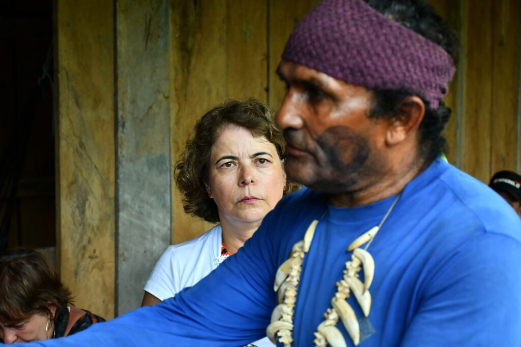 Em visita da comissão contra violência no campo, Cláudia Dadico escuta moradores da Vila do Aú na Volta Grande do Xingu (Foto: João Paulo Guimarães/Repórter Brasil)