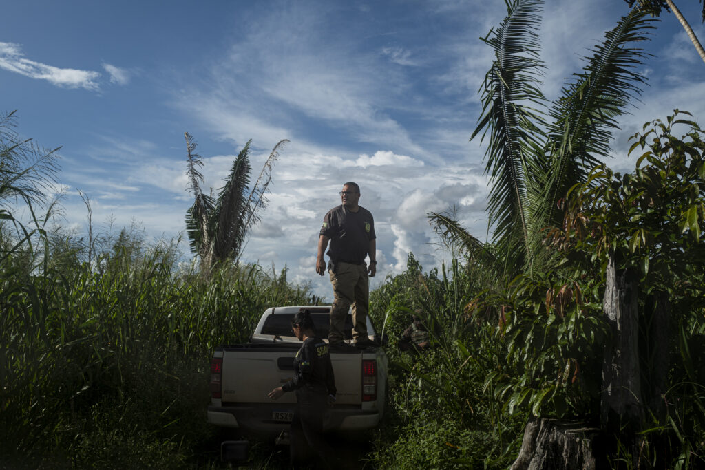 Servidores da SEDAM patrulham uma área invadida por fazendeiro no Parque Estadual Guajará-Mirim (Foto: Alessandro Falco/Repórter Brasil)