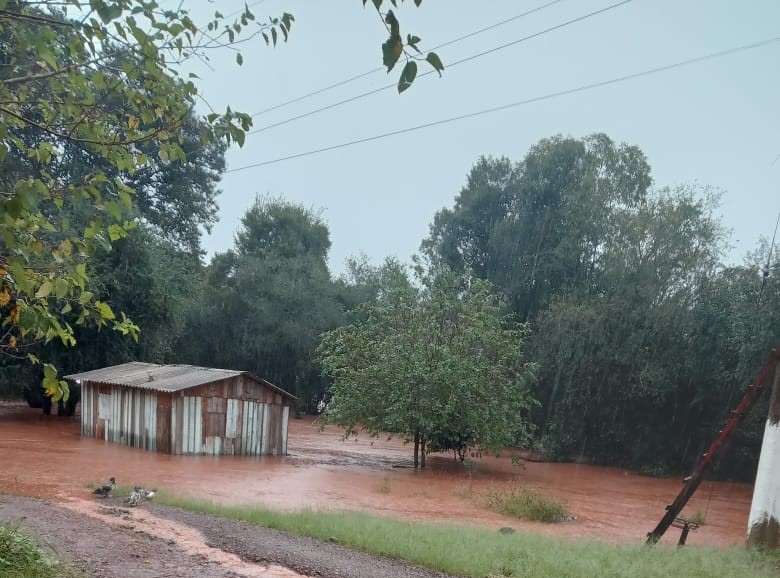 Uma comunidade indígena do povo Kaingang ficou desabrigada após as chuvas alagarem a terra indígena Segu, no norte do Rio Grande do Sul (Foto: Gerson Amantino)