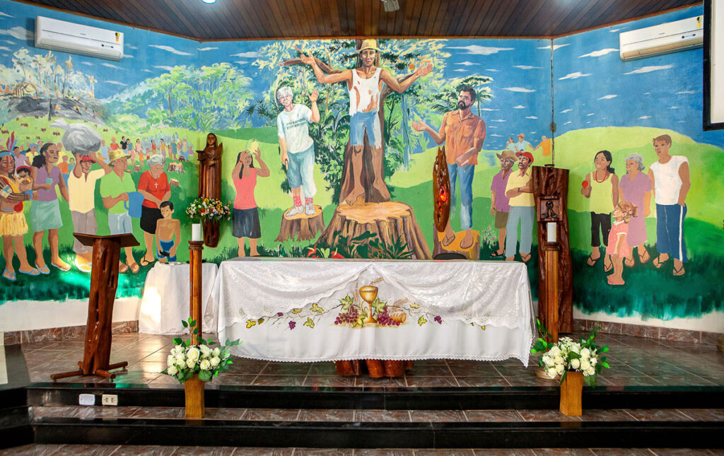 Os fiéis da Renovação Carismática lideram a ofensiva para retirar a pintura do altar da igreja, que tem a imagem da irmã Dorothy e do padre Josimo ladeando uma representação de Jesus como trabalhador rural