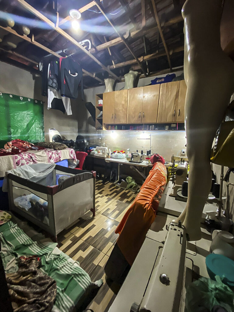 Alojamentos improvisados onde dormiam e trabalhavam membros da comunidade que produziam roupas (Foto: Reprodução / Ministério Público do Trabalho)