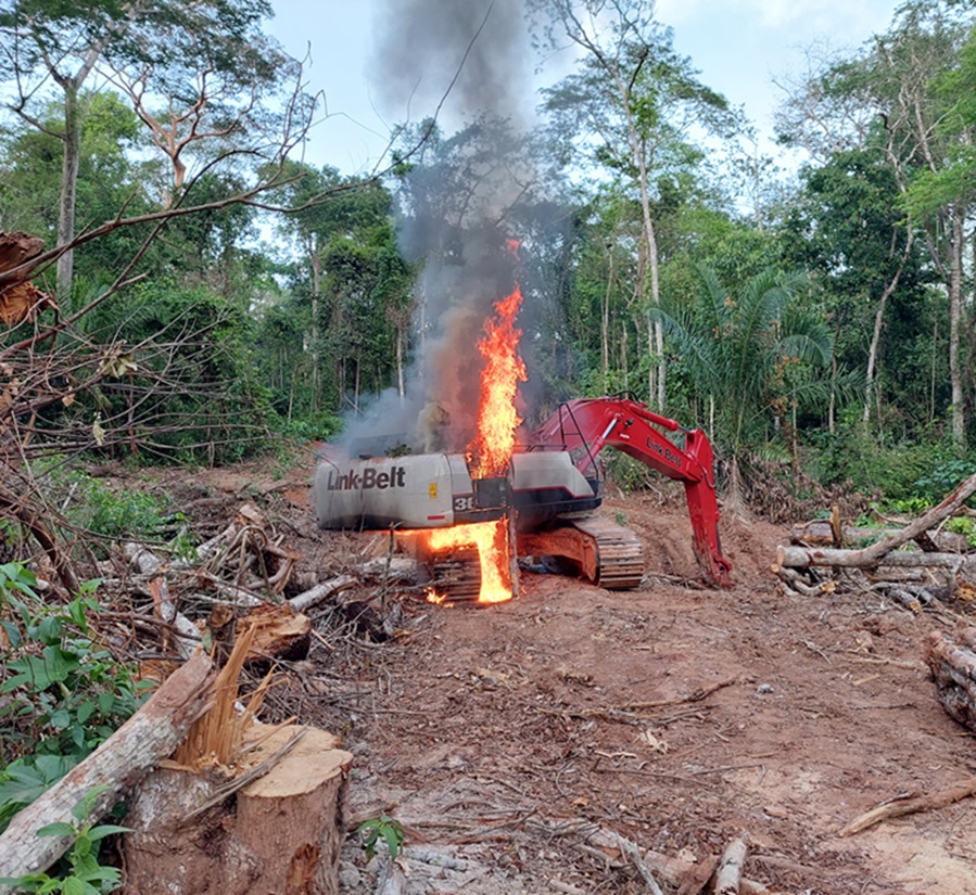 Retroescavadeiras praticamente novas foram encontradas pelo Ibama na terra indígena Sararé (MT) (Fotos: Ibama GEF)