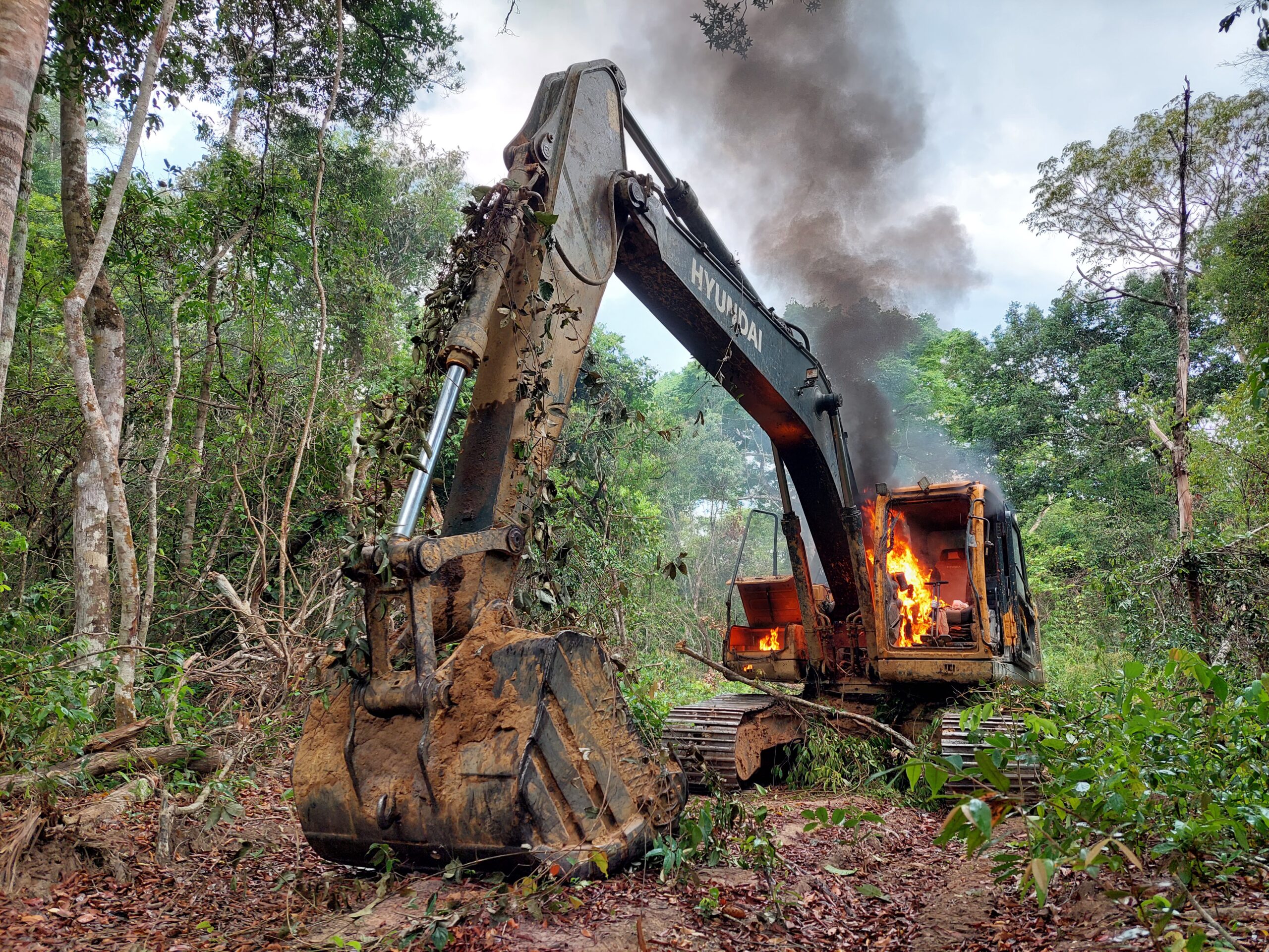 Escavadeiras de marcas como Hyundai, Caterpillar, Volvo, Komatsu, XCMG e John Deere foram encontradas em áreas de garimpo na Amazônia (Fotos: Ibama Grupo Especial de Fiscalização)