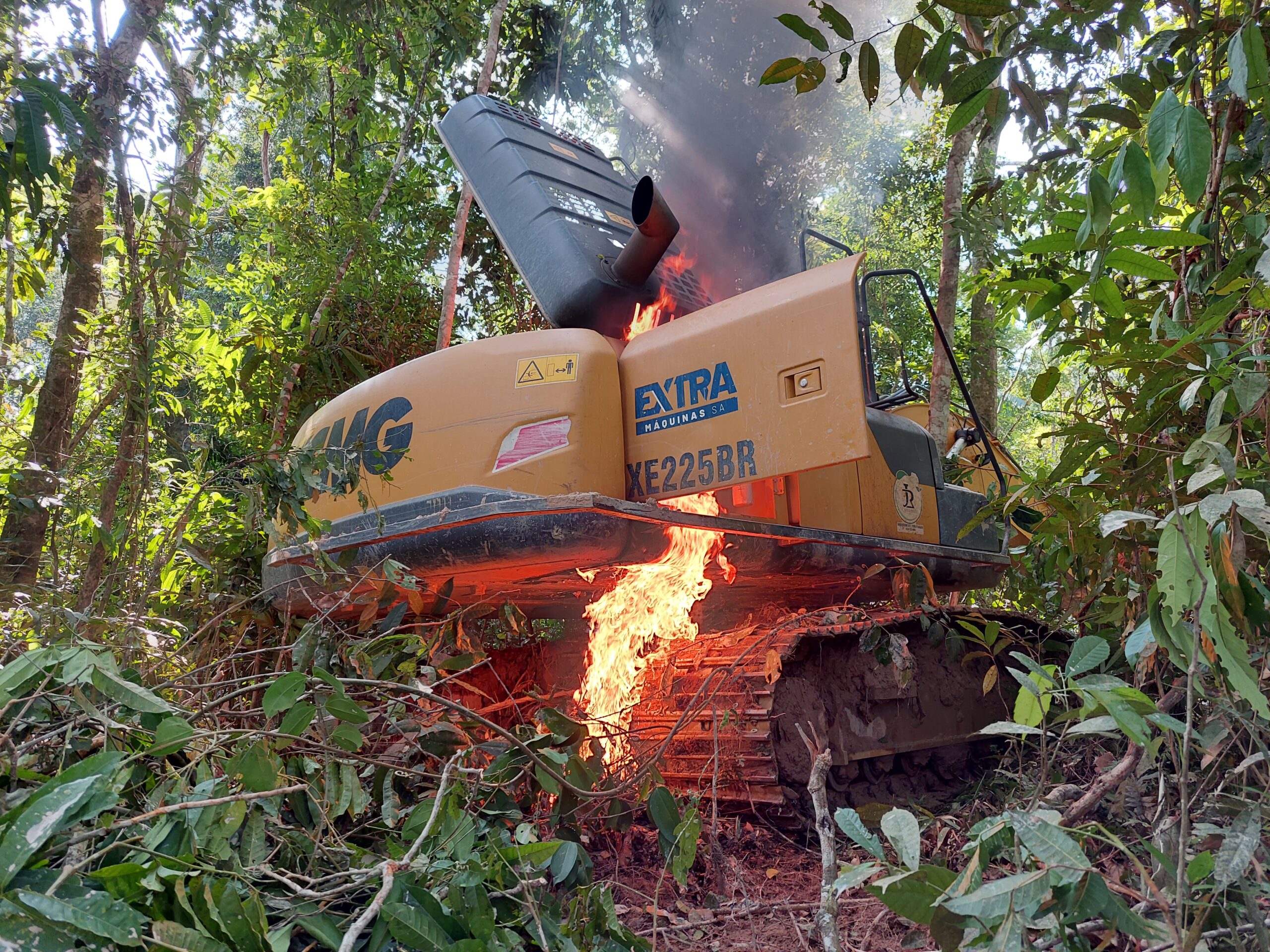 Escavadeiras de marcas como Hyundai, Caterpillar, Volvo, Komatsu, XCMG e John Deere foram encontradas em áreas de garimpo na Amazônia (Fotos: Ibama Grupo Especial de Fiscalização)