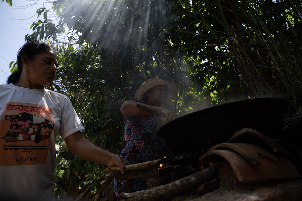 Elisabete Cruz Martins torra o café colhido em seu quintal, tradição ensinada por mulheres de gerações anteriores no sertão da Bahia. (Foto: Mariana Greif)
