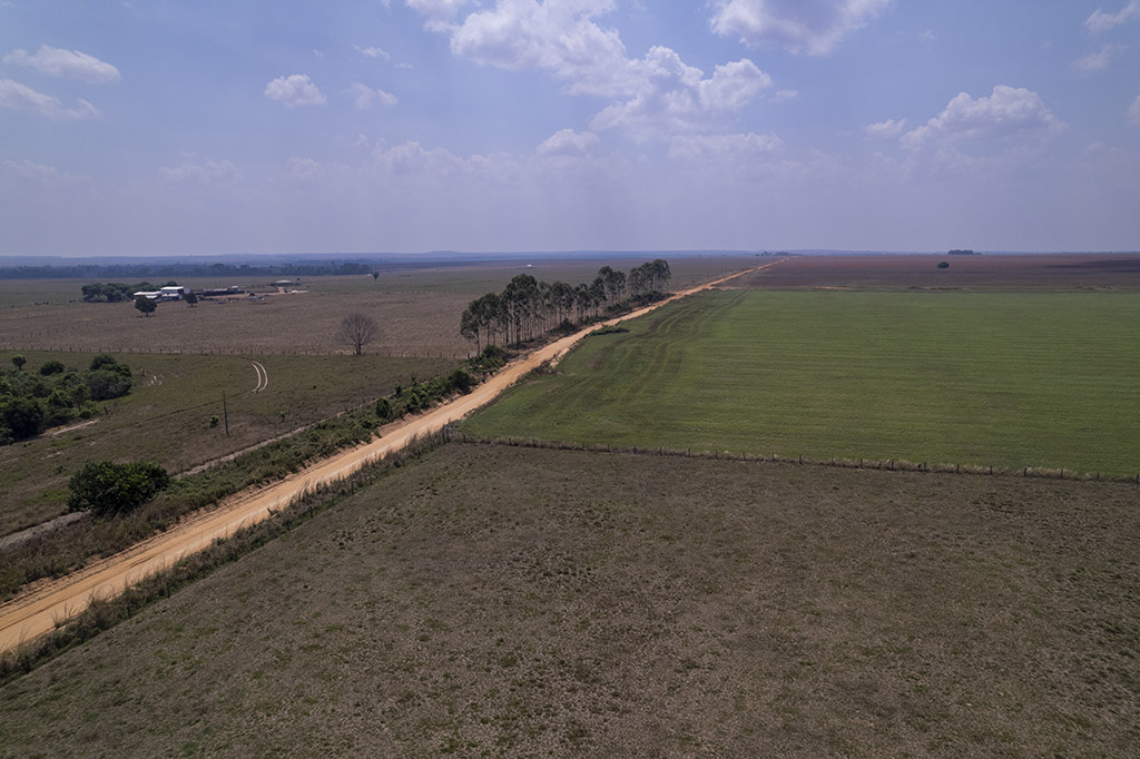 Itanhangá, Mato Grosso, Brasil 13-09-2023 Vista aérea de terra ao lado do Acampamento Nova Aliança usada para pasto e plantio de grãos. Série de reportagens do projeto Pulitzer Center sobre violência no campo. Percorremos assentamentos e acampamentos em várias cidades do Mato Grosso e Pará, mostrando como a política do governo do ex–presidente Jair Bolsonaro amplificou a violência na Amazônia. ©Foto: Fernando Martinho