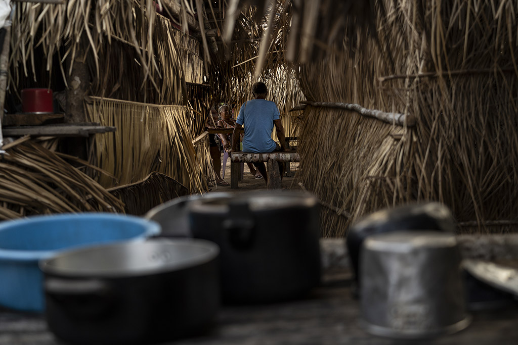 Nova Ipixuna, Pará, Brasil 25-09-2023 Pequenos agricultores e seus barracos de lona e palha no Acampamento São Vinícius em Nova Ipixuna. Série de reportagens do projeto Pulitzer Center sobre violência no campo. Percorremos assentamentos e acampamentos em várias cidades do Mato Grosso e Pará, mostrando como a política do governo do ex–presidente Jair Bolsonaro amplificou a violência na Amazônia. ©Foto: Fernando Martinho