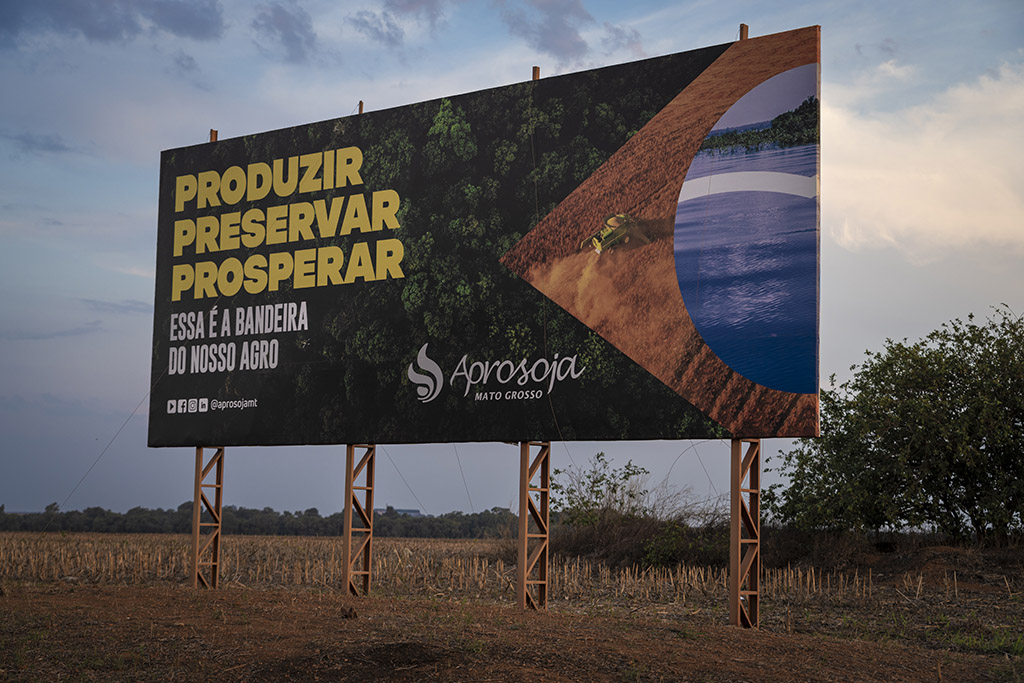 Itanhangá, Mato Grosso, Brasil 13-09-2023 Outdoor com mensagem da APROSOJA em estrada próximo do assentamento onde está o Acampamento Nova Aliança. Série de reportagens do projeto Pulitzer Center sobre violência no campo. Percorremos assentamentos e acampamentos em várias cidades do Mato Grosso e Pará, mostrando como a política do governo do ex–presidente Jair Bolsonaro amplificou a violência na Amazônia. ©Foto: Fernando Martinho