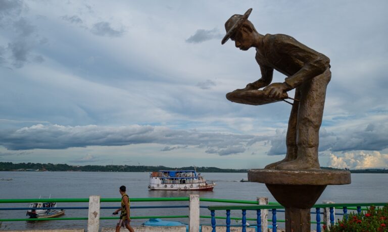 On the banks of the Tapajós, the city of Itaituba is considered one of the epicenters of mining activity in the Amazon (Photo: Repórter Brasil)