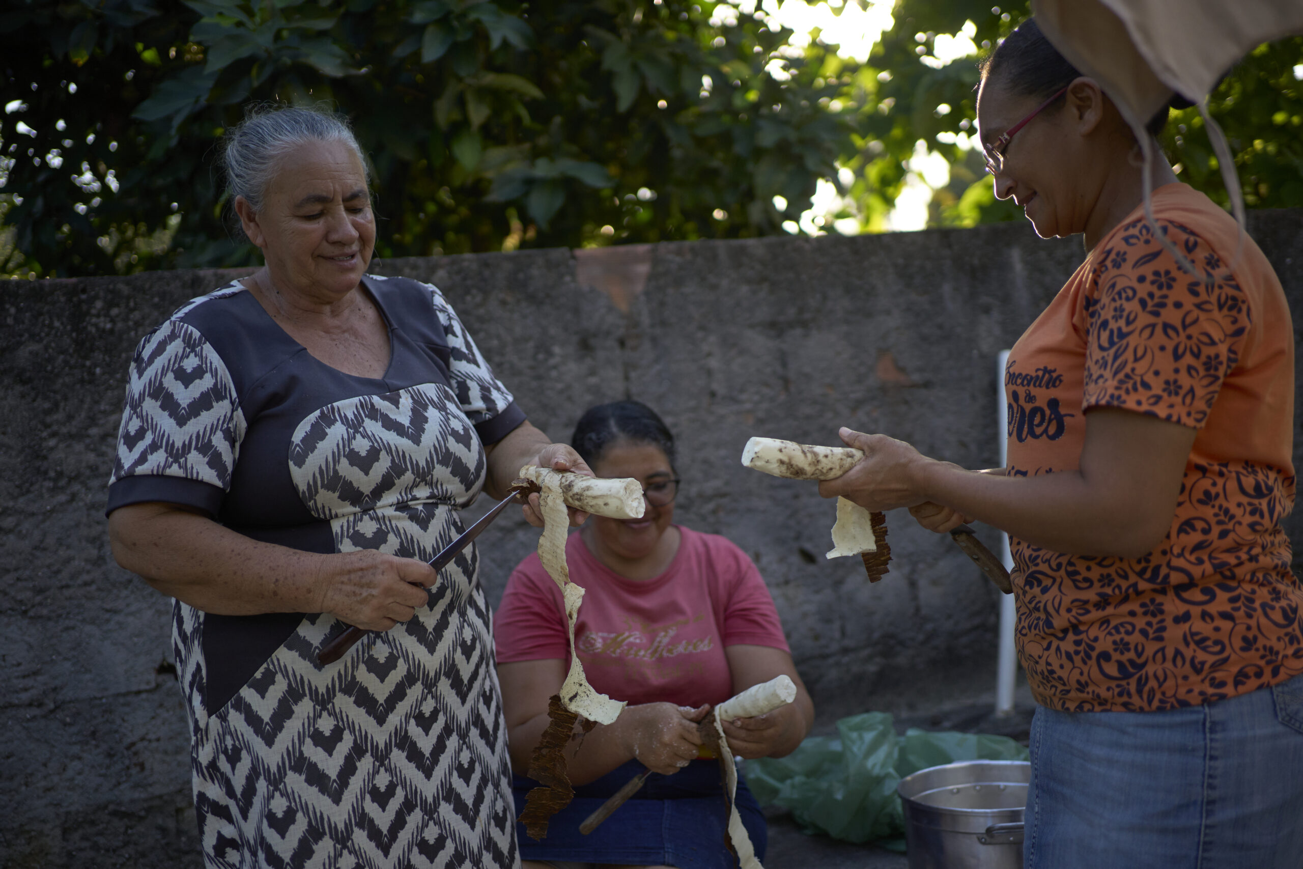 Com a vizinha e a filha, Dária prepara alimentos produzidos pela comunidade do Engenho São Bento, situada na Zona da Mata Norte de Pernambuco (Foto: Mariana Greif/Repórter Brasil)