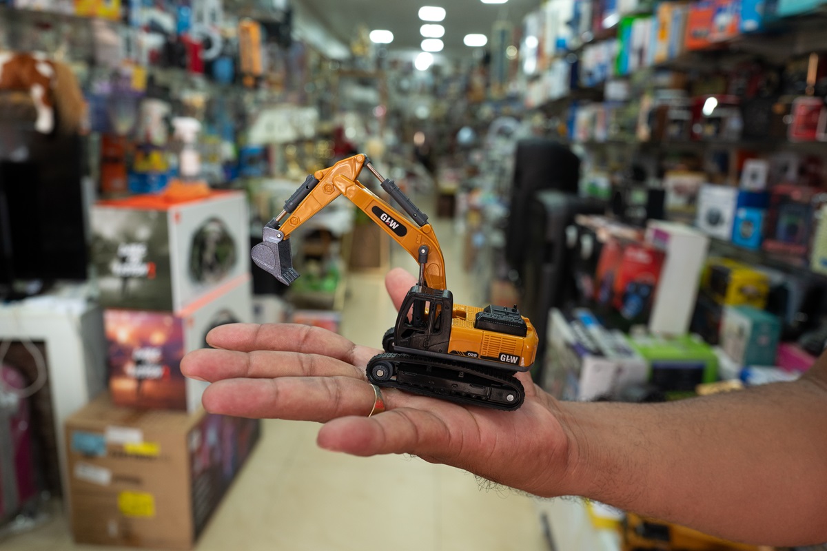 Mesmo com o aumento da fiscalização e a redução da venda de escavadeiras em Itaituba, a atividade da mineração segue na região; brinquedos de máquinas usadas no garimpo em miniatura são os mais vendidos nas lojas (Foto: Repórter Brasil)