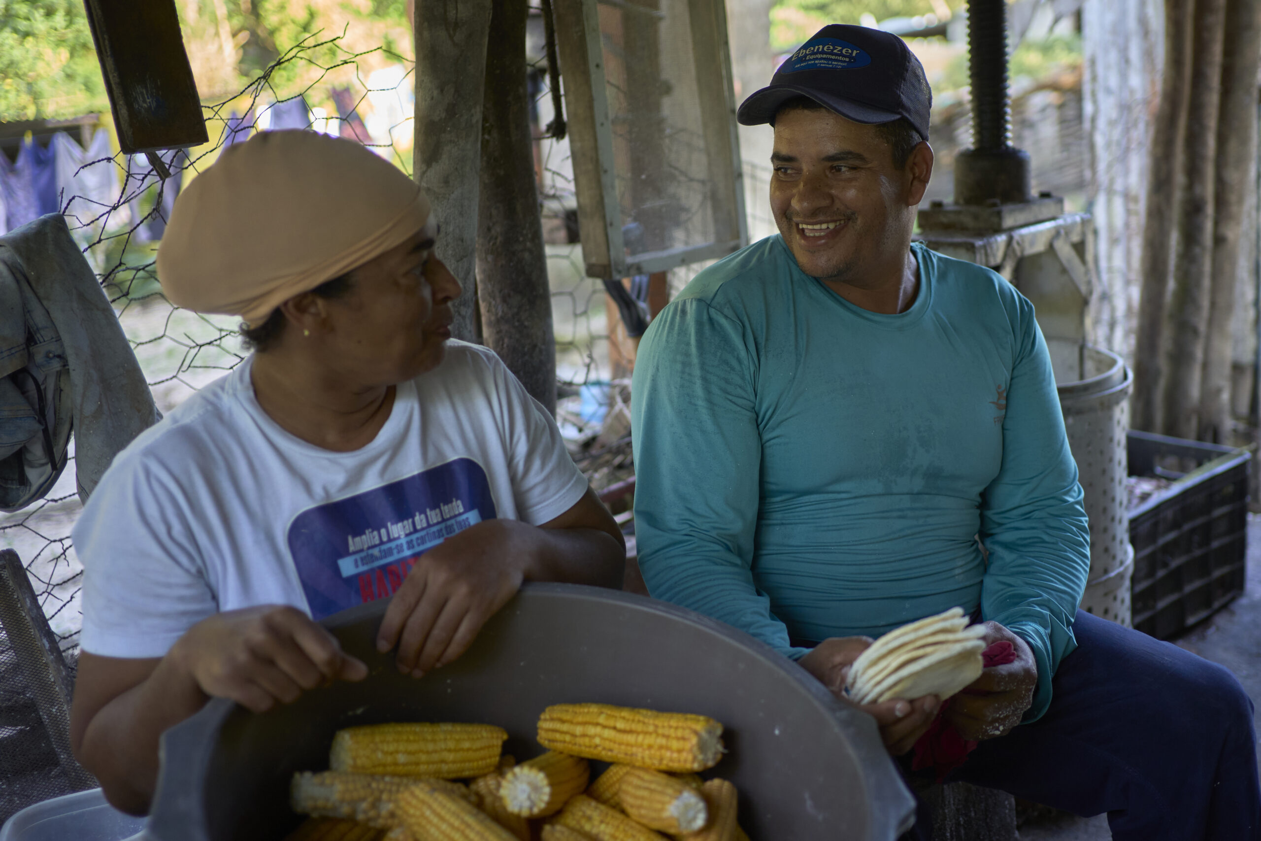 Moradores da comunidade também vendem pamonha e beiju, produzido a partir da mandioca ralada (Foto: Mariana Greif/Repórter Brasil)